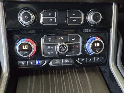 Used 2024 GMC Yukon XL Denali w/ Advanced Technology Package image 18