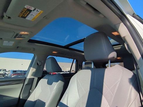 Certified 2025 Toyota Highlander Platinum image 10