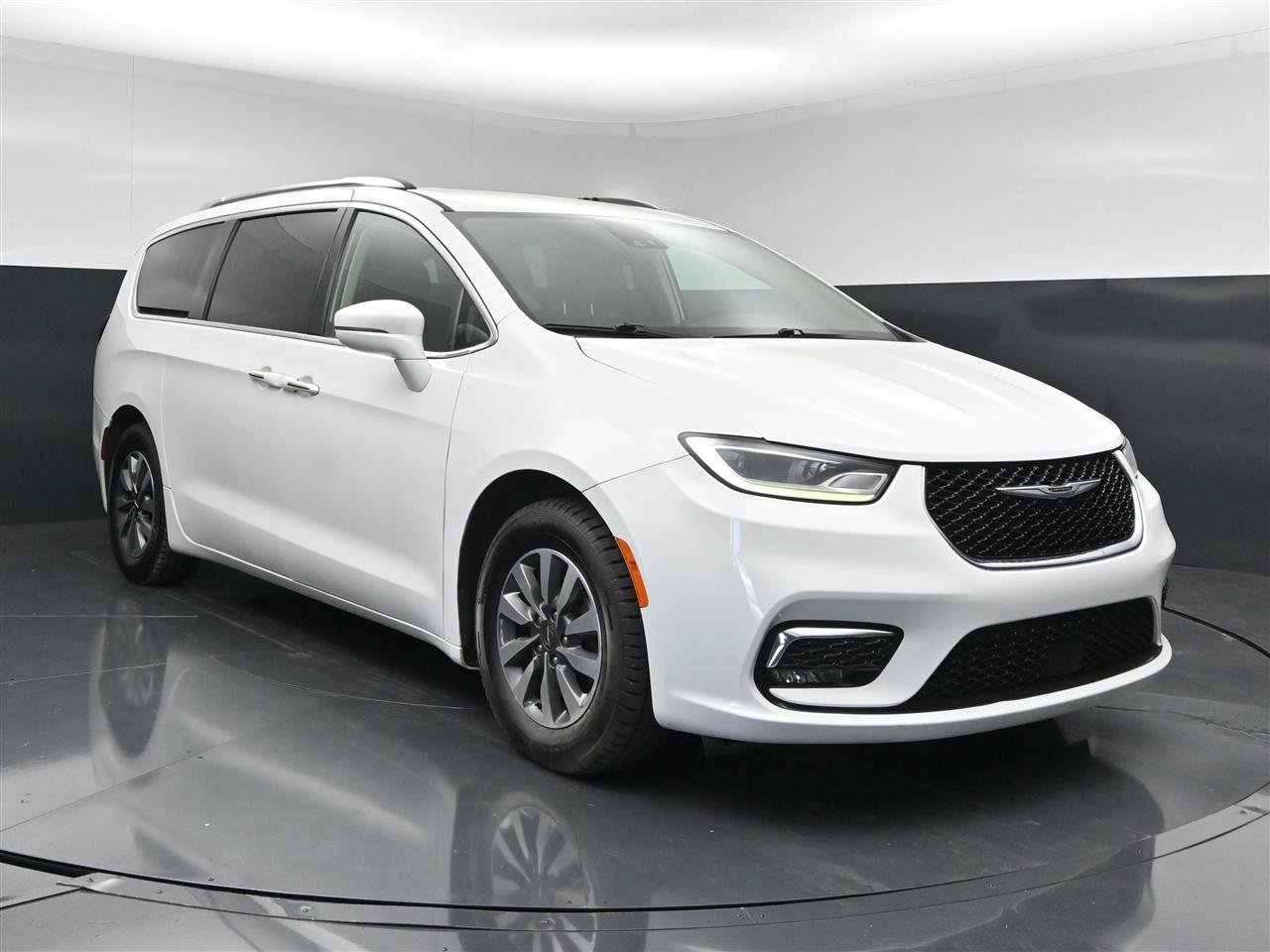 Used 2021 Chrysler Pacifica Touring-L FWD image 3