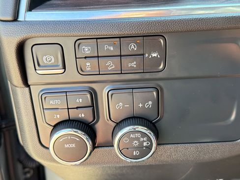 Used 2025 Chevrolet Suburban Z71 image 19