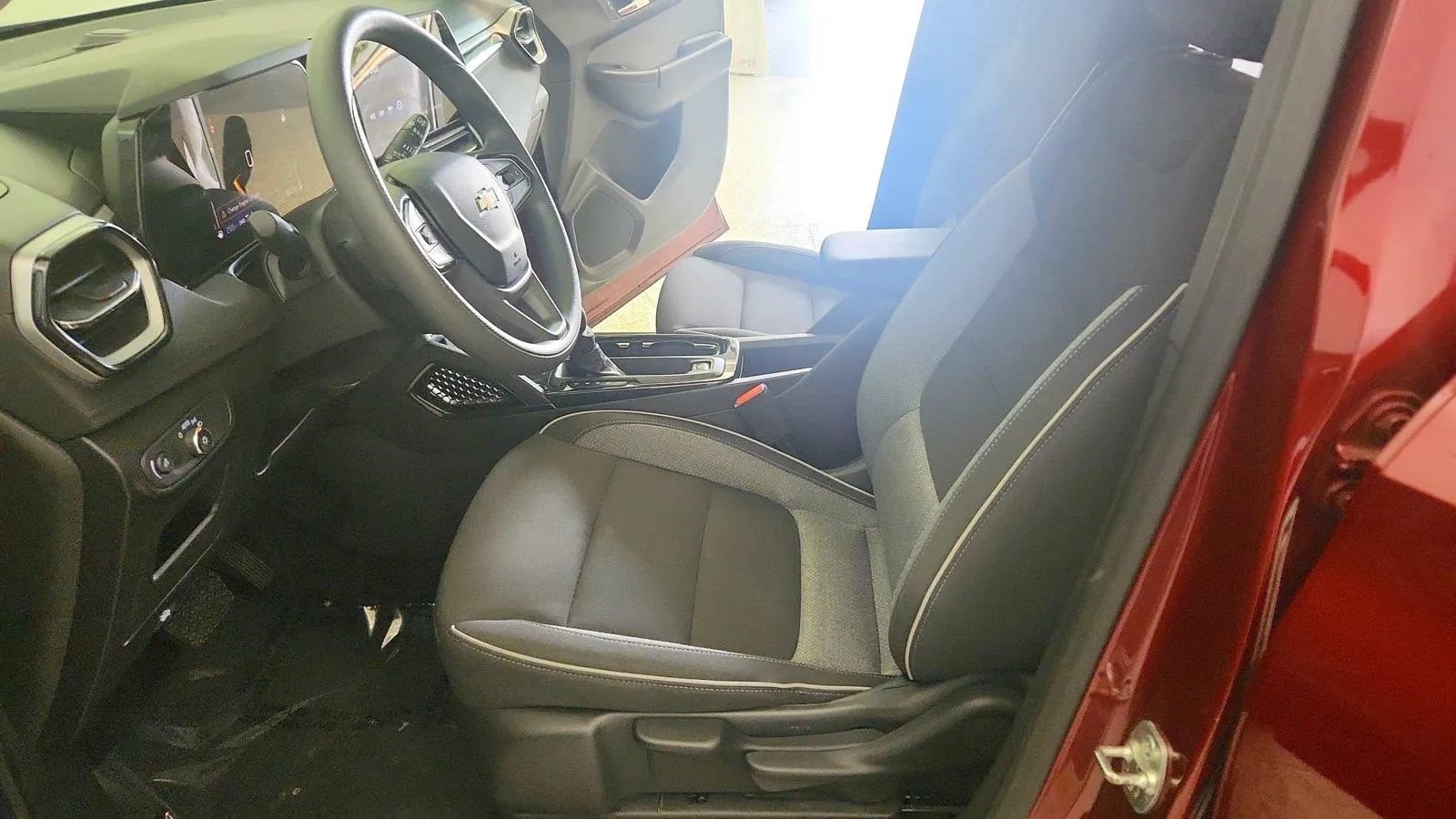 Used 2025 Chevrolet TrailBlazer LT AWD/4WD image 15