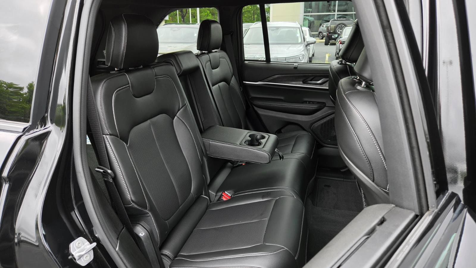 Used 2025 Jeep Grand Cherokee Limited w/ Luxury Tech Group II RWD image 61