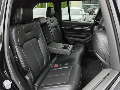 Used 2025 Jeep Grand Cherokee Limited w/ Luxury Tech Group II RWD image 61