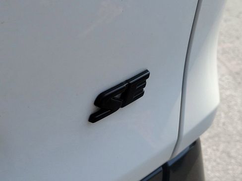 Used 2023 Toyota RAV4 SE w/ Weather & Moonroof Package image 8