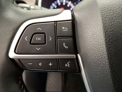 Certified 2023 Toyota Highlander XLE image 17