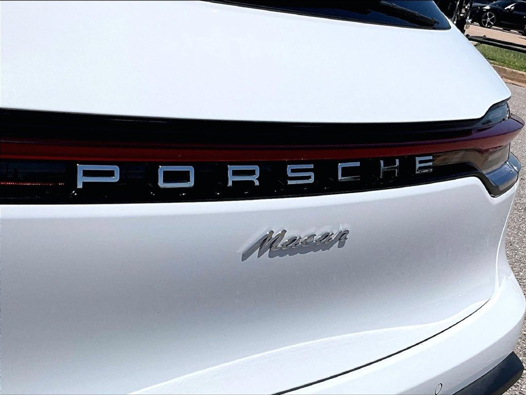 Certified 2024 Porsche Macan AWD/4WD image 17