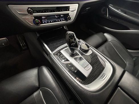 Used 2021 BMW 750i xDrive w/ Executive Package image 22