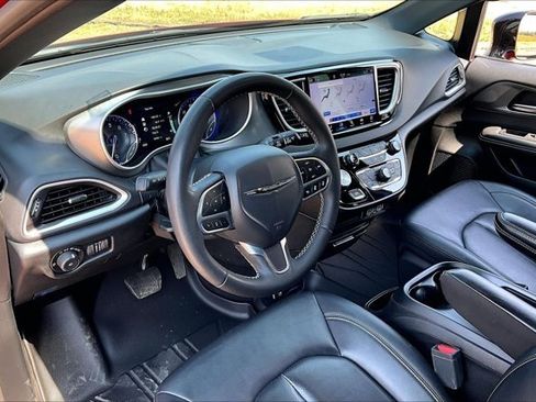 Used 2025 Chrysler Pacifica Select FWD image 17