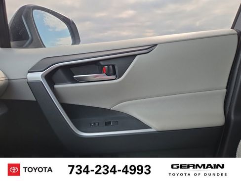 Used 2020 Toyota RAV4 XLE Premium FWD image 30