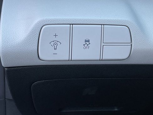 Used 2025 Hyundai Elantra Limited image 27