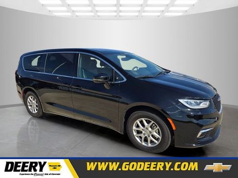 Used 2025 Chrysler Pacifica Select FWD image 1