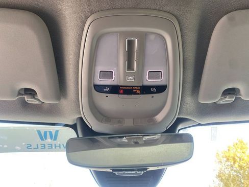 Used 2023 Volvo XC40 B5 Plus image 23