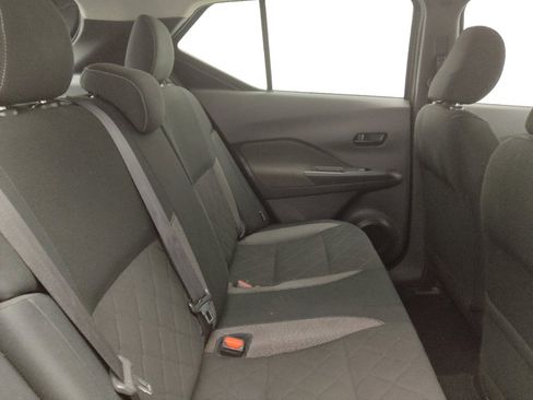 Used 2020 Nissan Kicks S image 19