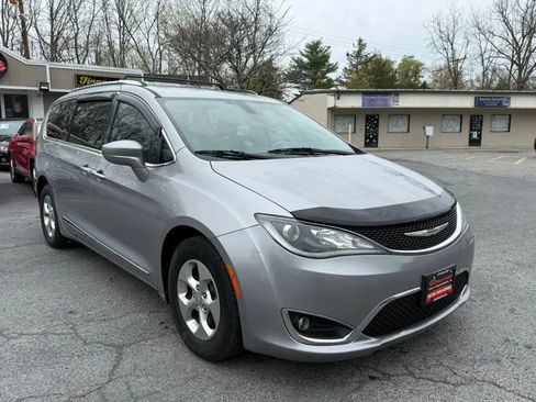 Used 2017 Chrysler Pacifica Touring-L Plus FWD image 4