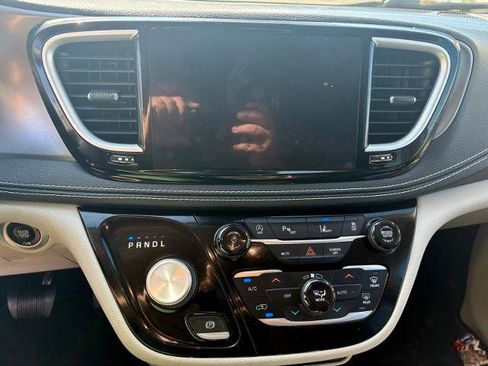 Used 2023 Chrysler Pacifica Touring-L FWD image 20