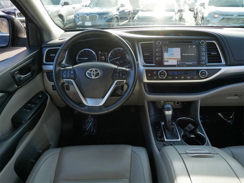 Used 2019 Toyota Highlander XLE image 12