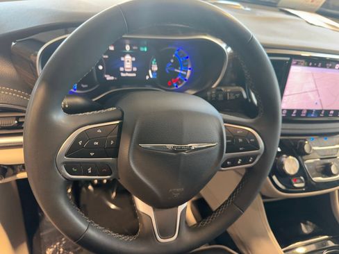 Used 2023 Chrysler Pacifica Limited FWD image 31