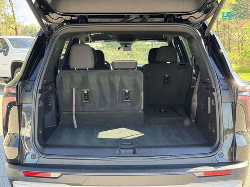 Used 2025 Chevrolet Traverse LT FWD image 16