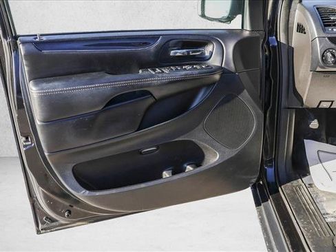Used 2018 Dodge Grand Caravan SXT w/ Blacktop Package image 12