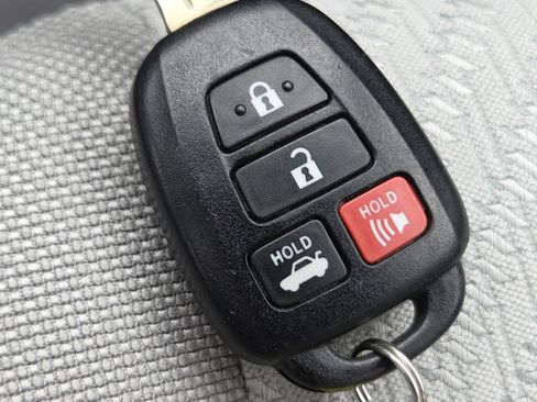 Used 2017 Toyota Camry LE FWD image 31