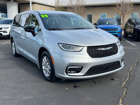 Certified 2024 Chrysler Pacifica Touring-L image 8