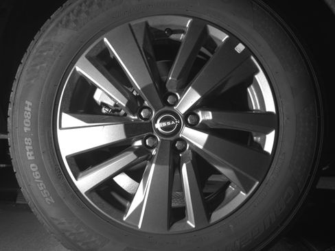 Used 2025 Nissan Pathfinder SV image 15