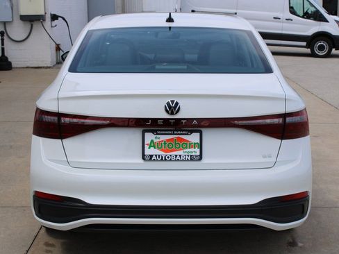 Used 2025 Volkswagen Jetta SE FWD image 5