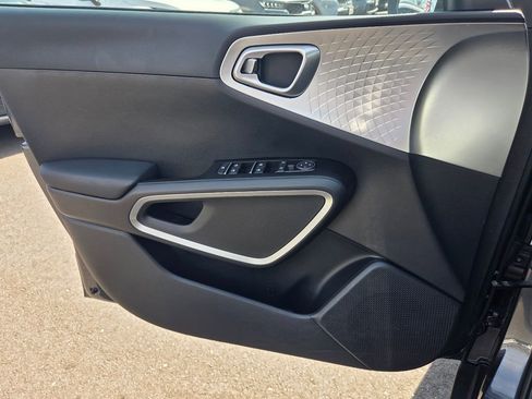 Used 2023 Kia Soul LX w/ LX Technology Package image 24