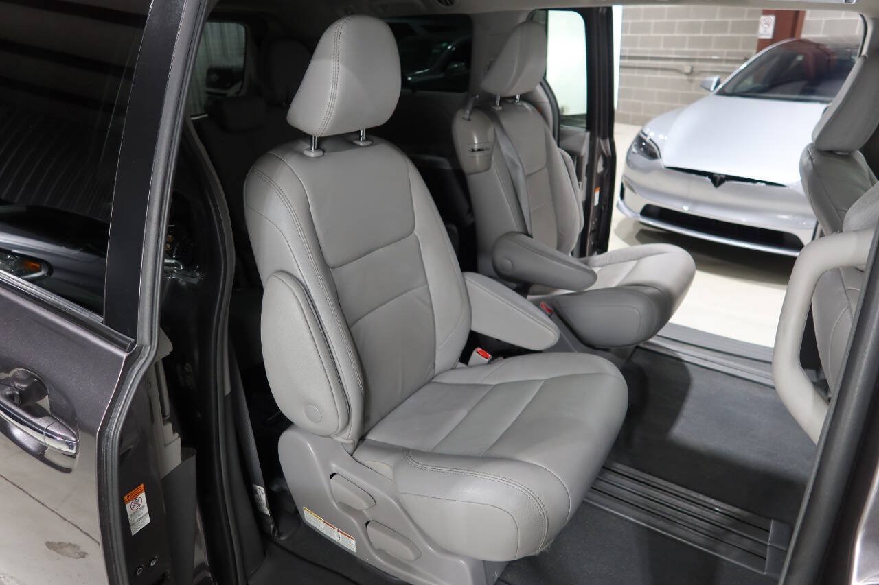 Used 2019 Toyota Sienna XLE w/ XLE Navigation Package FWD image 15