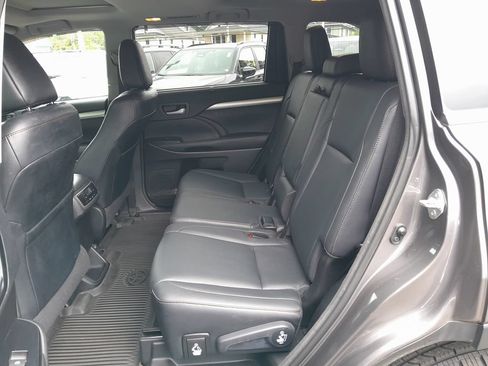 Used 2017 Toyota Highlander XLE AWD/4WD image 32
