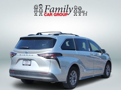 Used 2025 Toyota Sienna XLE FWD image 4