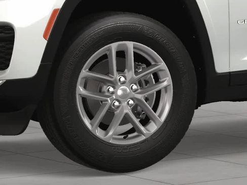 New 2024 Jeep Grand Cherokee Laredo image 11