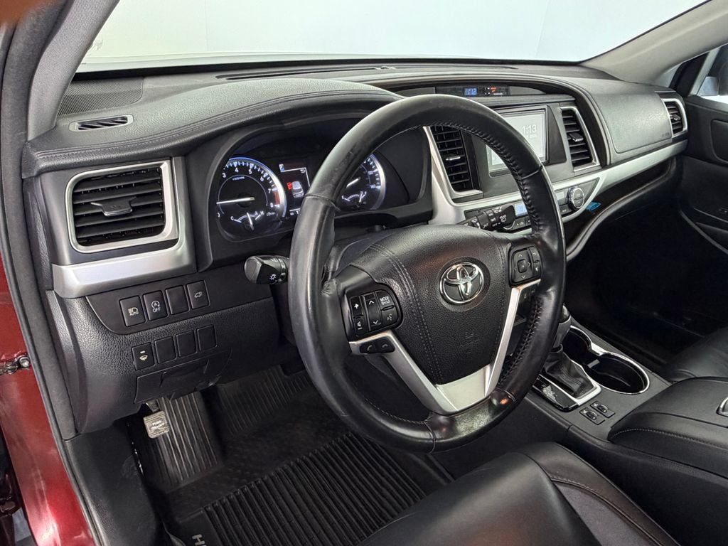 Used 2017 Toyota Highlander XLE AWD/4WD image 11