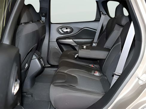 Used 2021 Jeep Cherokee Latitude FWD image 29