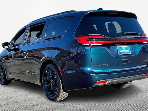 Used 2025 Chrysler Pacifica Limited image 4