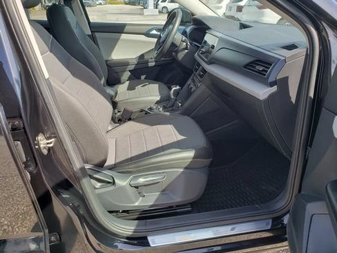 Used 2023 Volkswagen Taos SE w/ Panoramic Sunroof Package AWD/4WD image 19