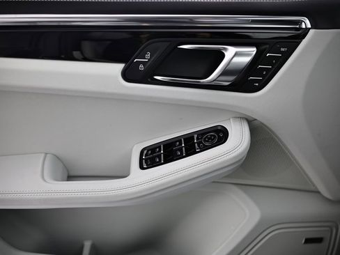 New 2026 Porsche Macan image 18