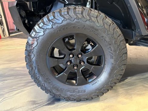 Used 2018 Jeep Wrangler Unlimited Sahara w/ Dual Top Group AWD/4WD image 27