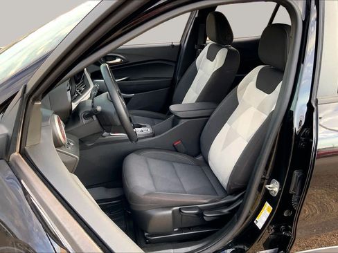 Used 2025 Chevrolet Trax RS w/ Sunroof Package FWD image 8