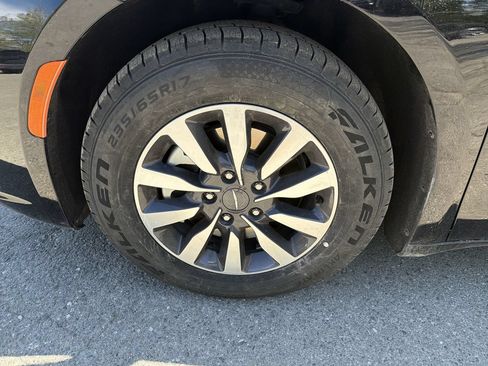 Used 2024 Chrysler Pacifica Limited FWD image 10
