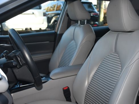 Used 2018 Toyota Camry SE image 11