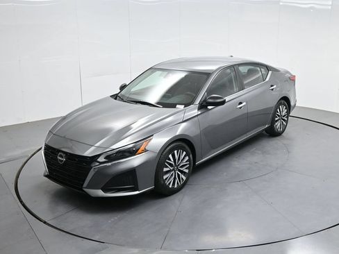 Used 2024 Nissan Altima 2.5 SV FWD image 47