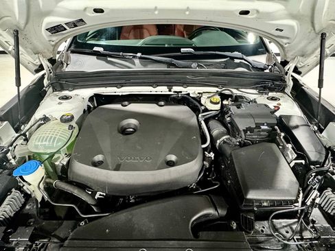 Used 2019 Volvo XC40 T5 Momentum image 13