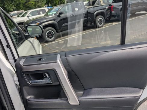Used 2024 Toyota 4Runner Limited AWD/4WD image 17