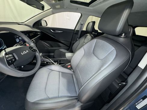 Certified 2025 Kia Niro SX image 13