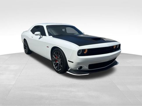 Used 2015 Dodge Challenger SRT image 2