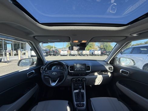Used 2025 Hyundai Venue SEL FWD image 28
