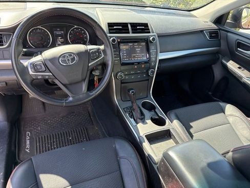 Used 2017 Toyota Camry SE w/ Moonroof Package FWD image 7