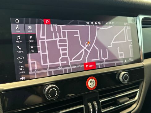 Used 2025 Porsche Macan image 18