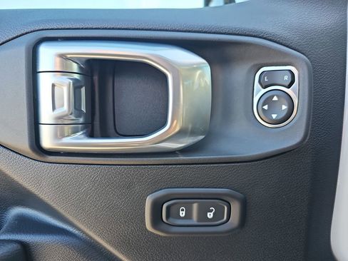 Used 2023 Jeep Gladiator Willys image 31